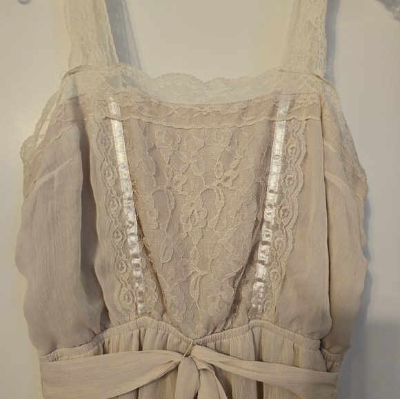 Beautiful, Classy, Light Dress - Picture 4 of 4